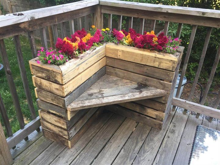 DIY Pallet Bench with Flower Box for Corner - Pallets Pro
